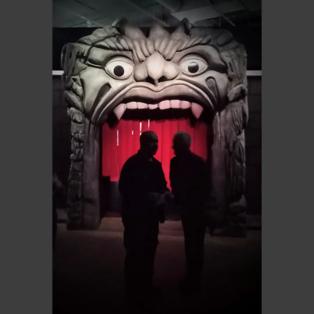 Reproduction de la porte du cabaret l'Enfer, en exergue de l'Expo sur les Surréalistes à Beaubourg.
Silhouettes sacrificielles non fournies, suggestion de présentation non contractuelle.