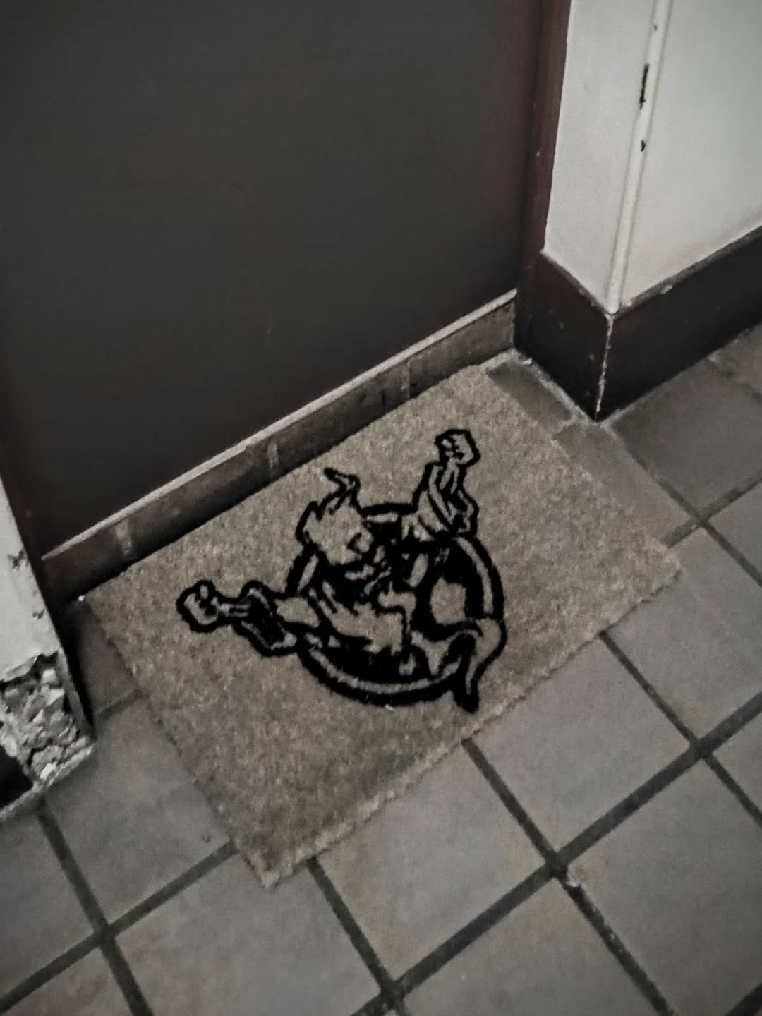 A l'ancienne dans un random couloir d'immeuble