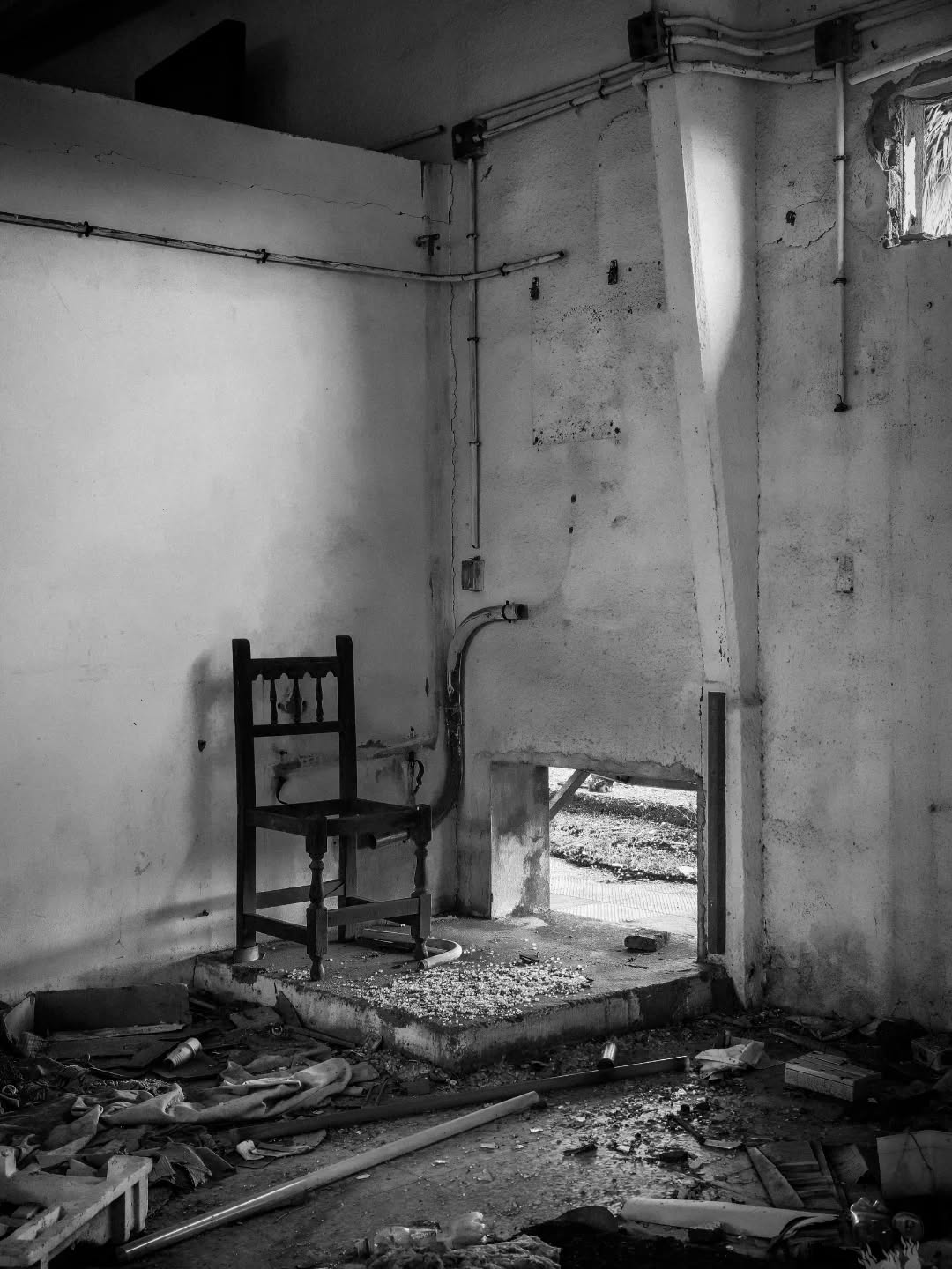 The comfy waiting spot.
Maybe the answers might come.
Better wait and try to remain seated.