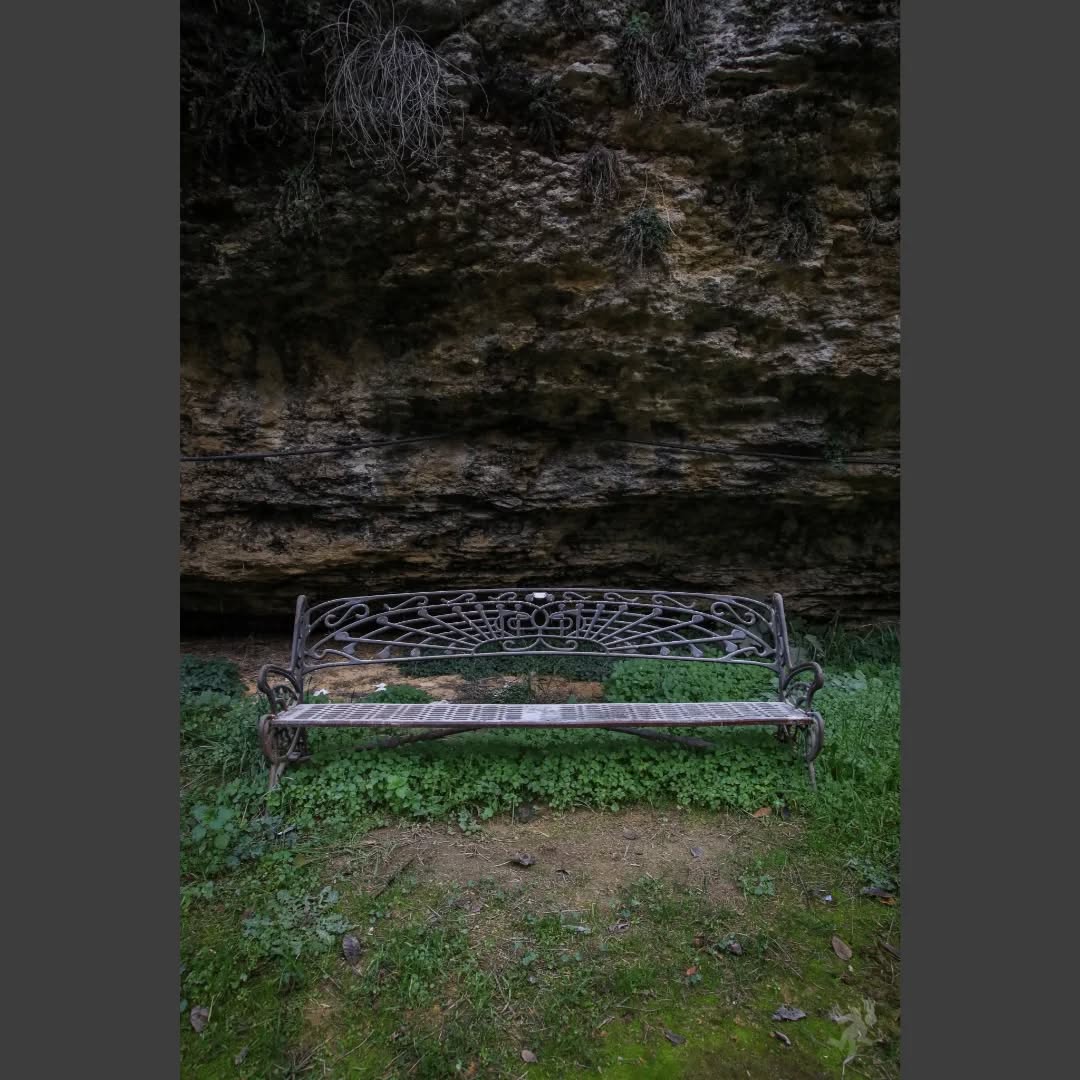 " Le panneau "chute de pierres" était cassé et jeté loin derrière le banc,sous un tas de gros éclats de granit. Sans doute par les autorités pour éviter la panique."