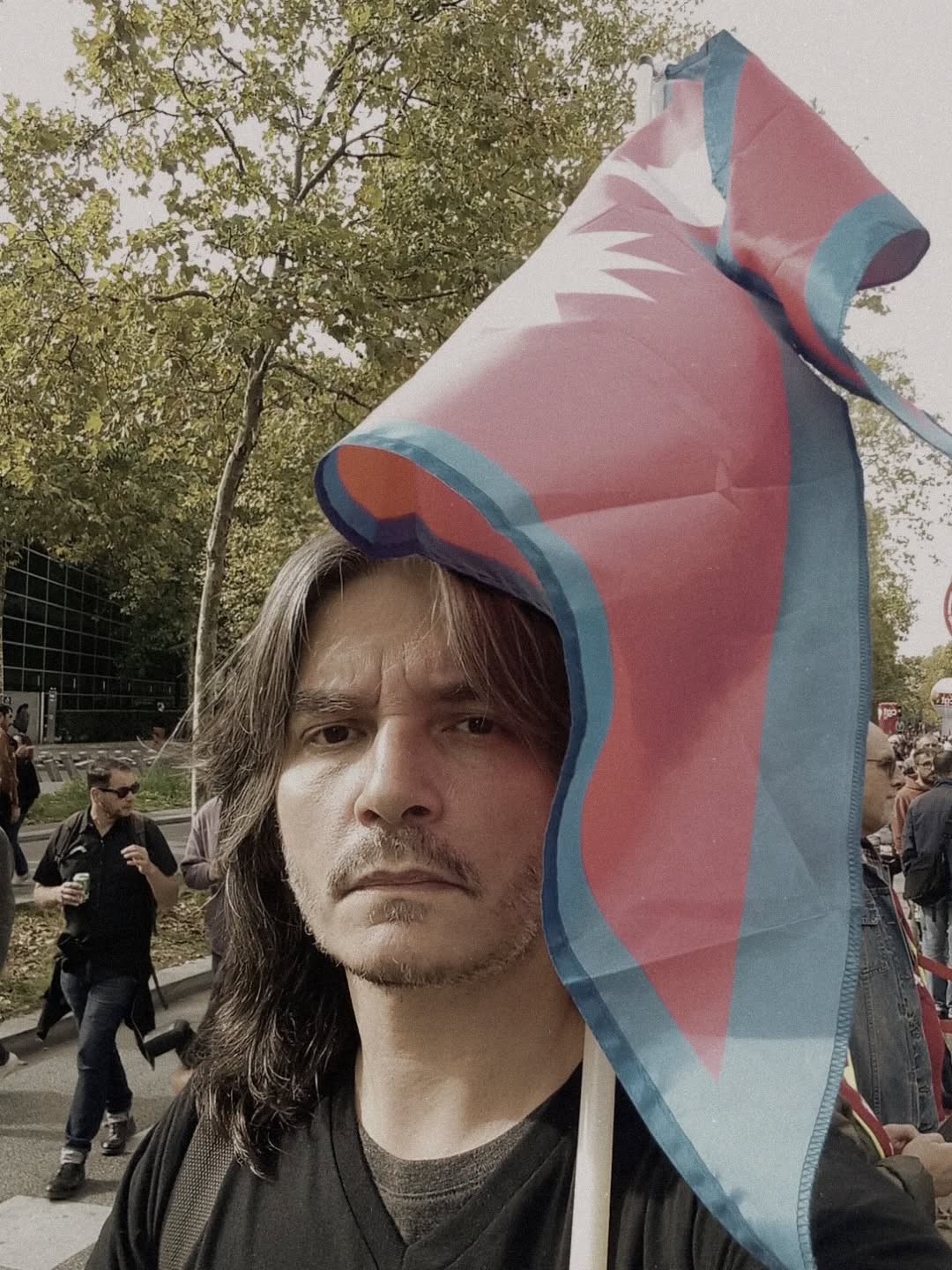 Turlututu, drapeau pointu.
Un drapeau du Népal en manif, ces temps-ci, et outre le fait que vu qu'y a pas de rebeux au Népal, ça emmerdera un peu les chaînes info pour crier à la mort et appeler au retour de Déroulède, ça envoie un message potentiellement très sain aux gens qui ont des tentations autocratiques : tous les palais sont inflammables, y empiler du combustible n'est pas forcément le plus malin.
(Bon ok la photo c'est surtout pour le jeu de mot)
#manifestation #protest #drapeau #flag #2octobre #nepal