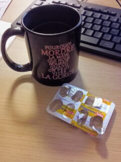 "_Et vos conditions de travail ?
_ben sur le poste imposé avec des éclairages clignotants qu'on refuse de changer, on me laisse prendre mes deux grammes de paracétamol avec mon café dans une tasse de mon choix, et parfois si y'a pas trop de monde je peux m'éclipser dans un coin sombre pour me frotter les yeux pendant trois, voire quatre minutes, alors c'est pas pour frimer mais elles sont super bonnes."