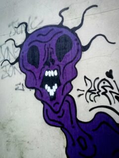 "_ Franchement, votre tableau là, il est vraiment affreux.
_ ...
_ Quoi ?
_ Monsieur... C'est un miroir."