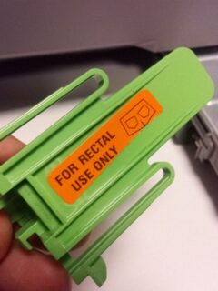 Un petit autocollant sur une pièce de rechange et hop, caché dans l'imprimante du boulot.
C'est si simple de garder son âme d'enfant.

#maintenance #professionalisme