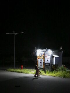 Idée sortie, invectiver un ciel déserté par les dieux mais empli de satellites géostationnaires. 

Et une petite pizza après.