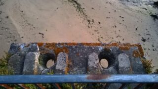 Les remparts du port disposent de confort moderne.
Juste, faites gaffe à l'emplacement de votre serviette de plage.