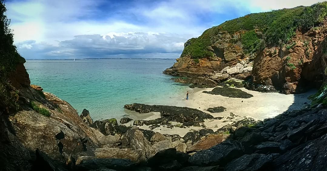 Groix, Tahiti. La naufrageuse est contenue dans le bundle.
