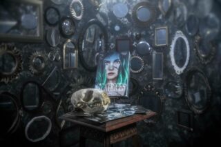 Photo promotionnelle de CICATRICES, pour le site de @estellefaye1 et @rageotediteur , avant de détruire le décor. Maintenant, on a plein de miroirs posés dans un coin.