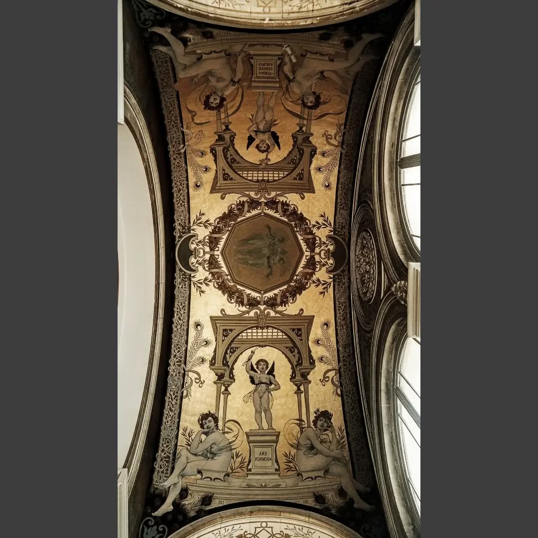 Underneath 
Overwhelming
Luxury