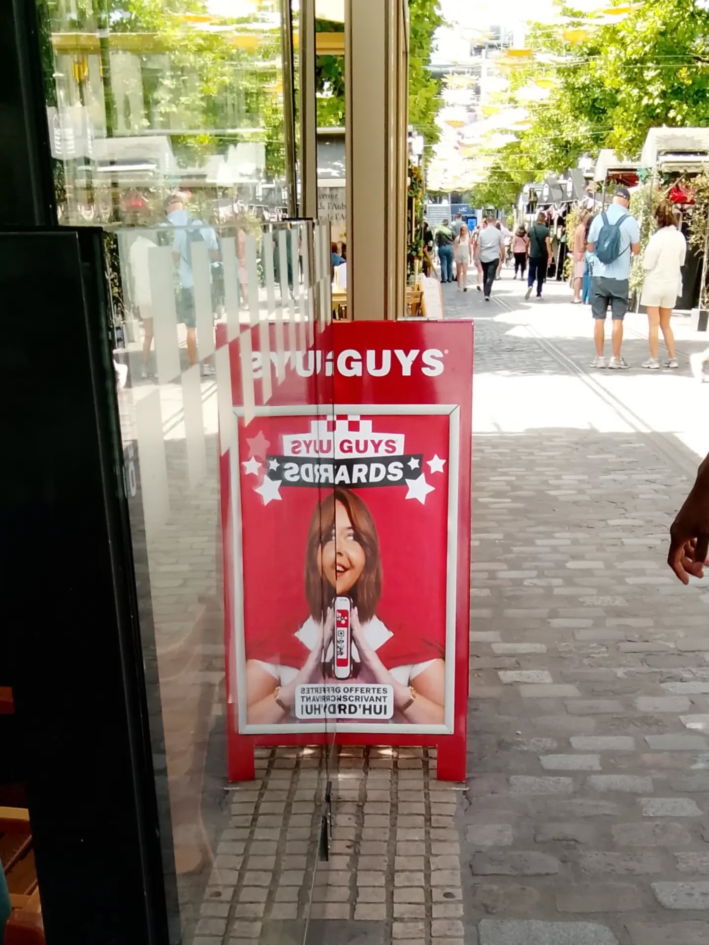 Encore des standards de beauté féminine impossibles imposés par la publicité.