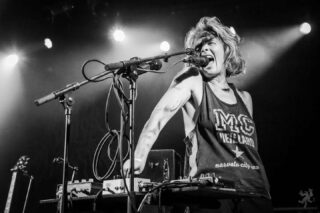 Et vous savez quoi, la lutte c'est aussi de la joie.

Envie de refoutre des images de concert.

Vulves Assassines, Kilowatt, 02 10 26